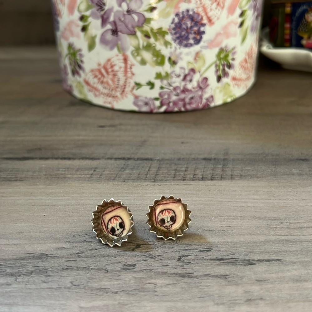Small bottle cap skull cute earrings 💀💓